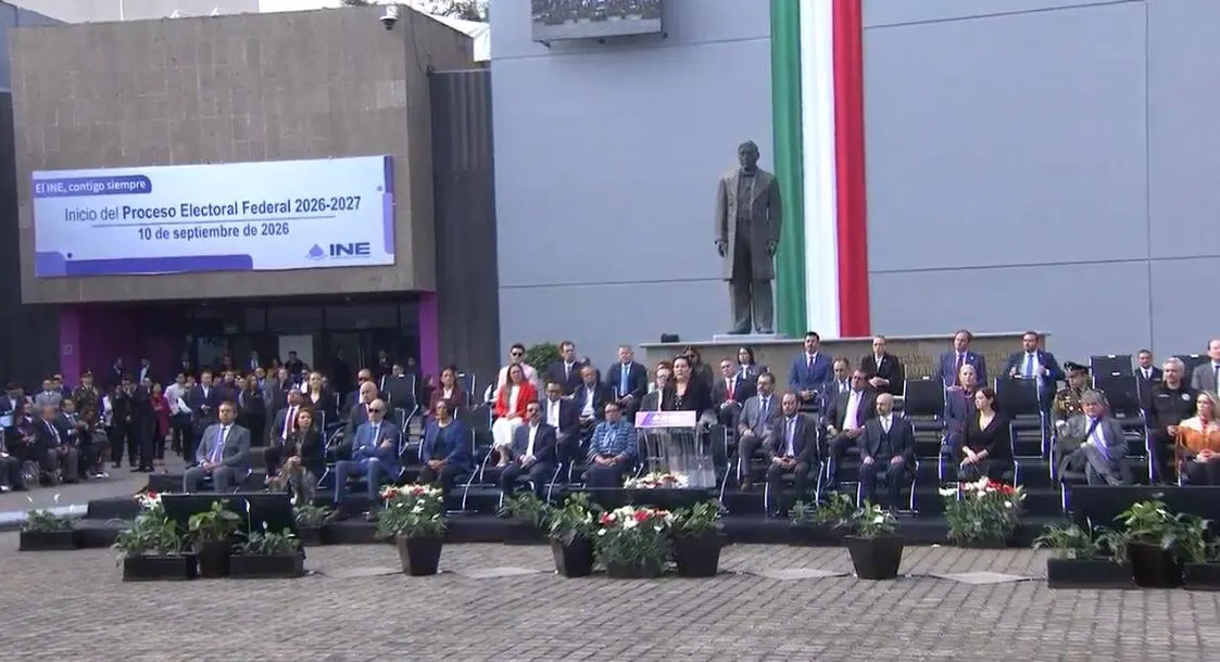 Autoridades durante la ceremonia cívica que dio inicio al proceso electoral 2026-2027 en la sede del INE