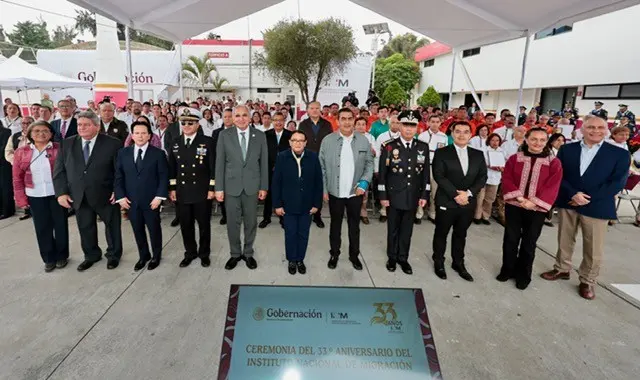 Rosa Icela Rodríguez y Sergio Salomón Céspedes Peregrina durante la ceremonia por el 33 aniversario del INM