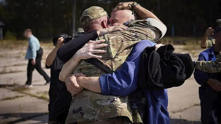 Intercambio de prisioneros de guerra entre Ucrania y Rusia que permitió el regreso de 270 ucranianos, incluidos nueve civiles, tras años de cautiverio.