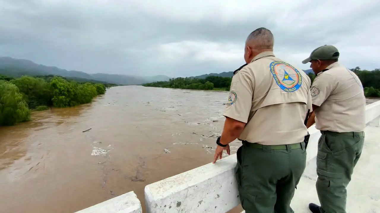 Afectaciones por el huracán Simón en la costa de Jalisco, donde se reportaron inundaciones, oleaje elevado y marea de tormenta