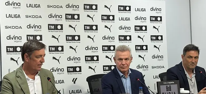 El entrenador mexicano, de 67 años, fue presentado en Mestalla después de haber comenzado ya su trabajo con la plantilla en la Ciudad Deportiva de Paterna