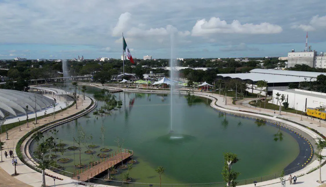 Lago artificial en Mérida, Yucatán, donde autoridades sanitarias realizaron análisis para detectar la presencia de la ameba Naegleria fowleri