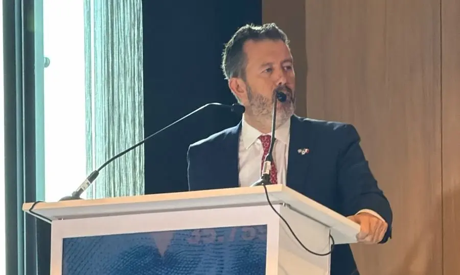 Larry Rubin, presidente de la American Society of México, durante un pronunciamiento 