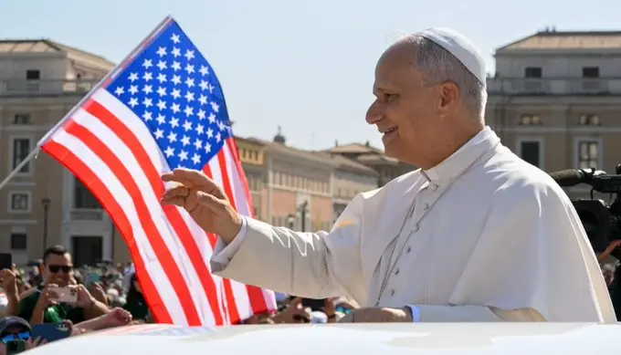 Papa León XIV durante una aparición pública en el Vaticano, donde se confirmó que envió su voto por correo a Chicago para las elecciones de medio mandato de Estados Unidos.