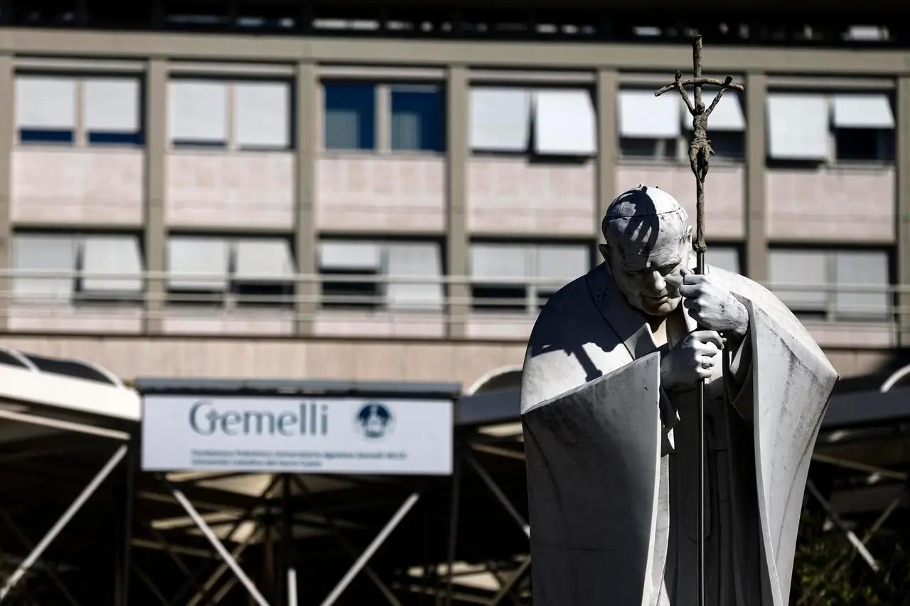 León XIV concelebra una misa en el hospital Gemelli en su primer día de convalecencia | FOTO EFE 