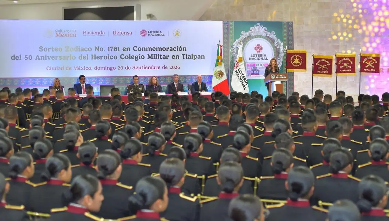 Olivia Salomón y autoridades del Heroico Colegio Militar durante el sorteo conmemorativo por el 50 aniversario de la institución