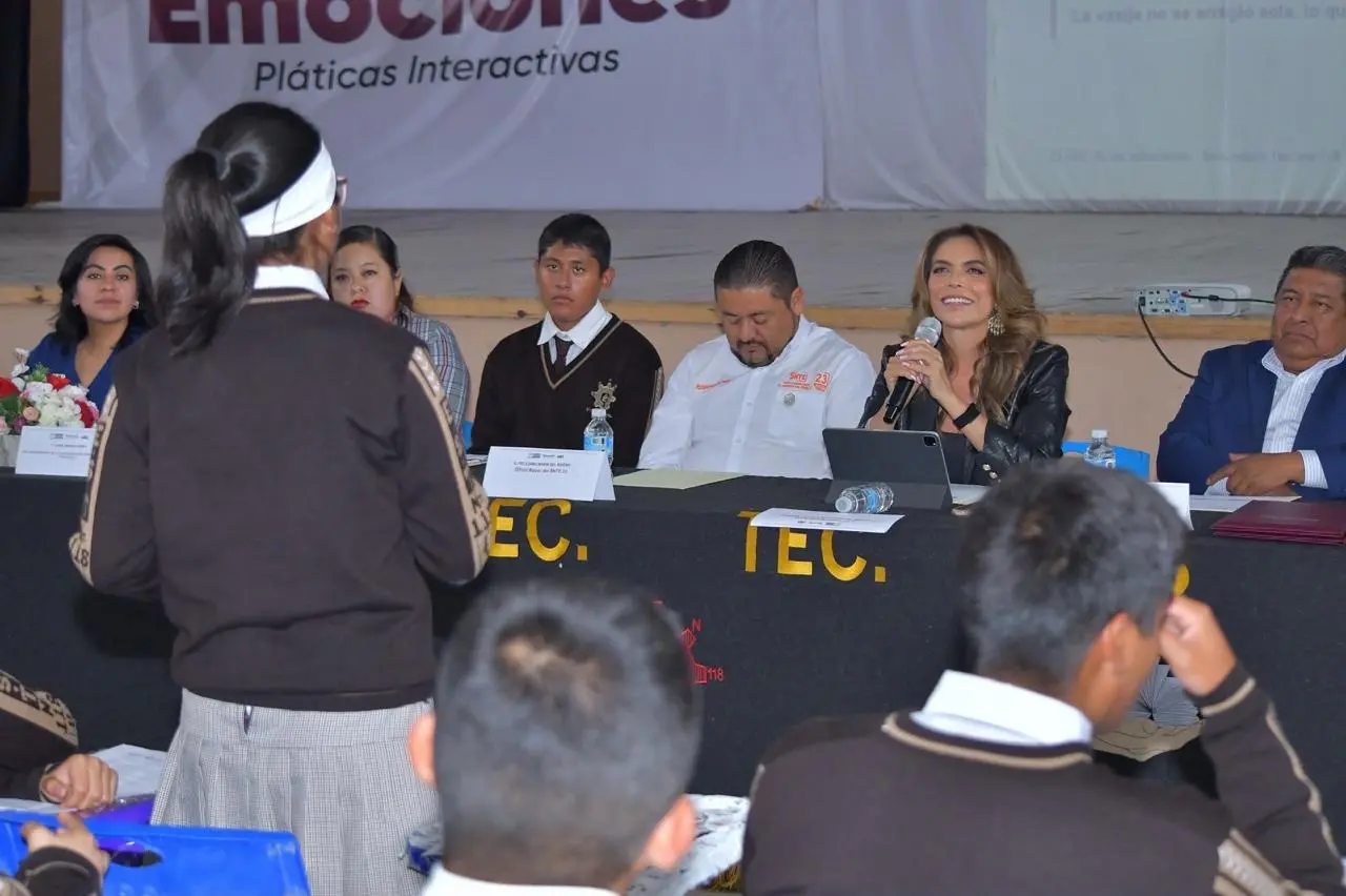 Olivia Salomón, directora de Lotería Nacional, participa en una dinámica sobre salud mental y bienestar emocional con estudiantes de secundaria en Puebla
