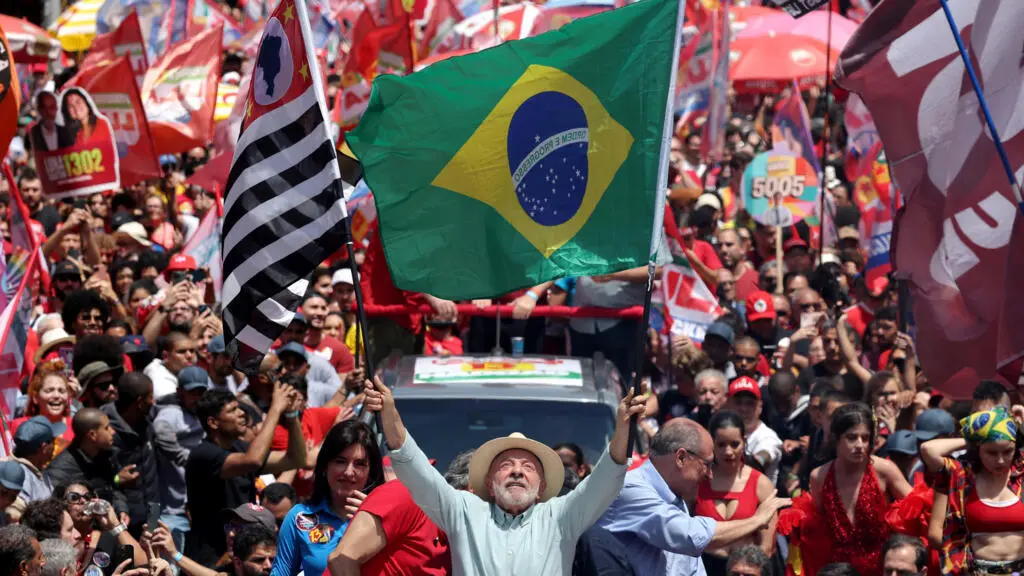  Lula da Silva encabeza un acto de campaña en Río de Janeiro antes de la segunda vuelta de las elecciones presidenciales de Brasil.