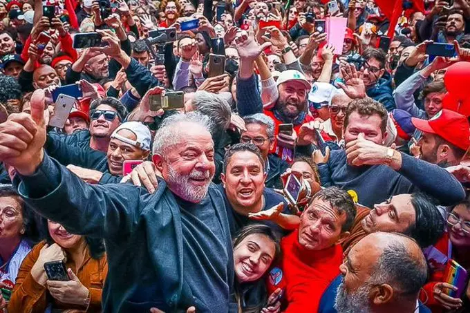 Luiz Inácio Lula da Silva celebra su victoria en las elecciones presidenciales de Brasil, mientras líderes internacionales expresan sus felicitaciones y apoyo a la cooperación bilateral.