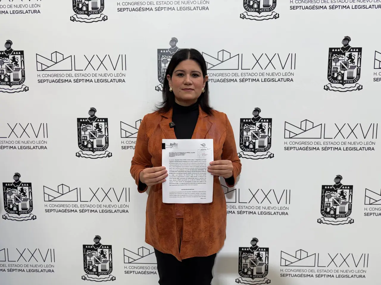 Tráfico en avenidas de Monterrey con automóviles y motocicletas durante congestionamientos, en el contexto de una iniciativa para prevenir y sancionar la violencia vial en Nuevo León.