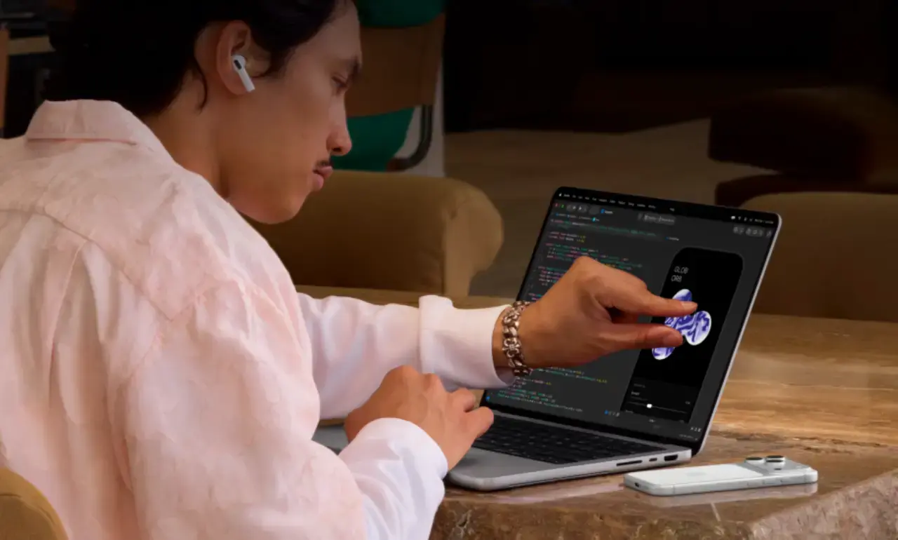 Nueva Apple MacBook Pro con pantalla táctil y diseño de marcos delgados.