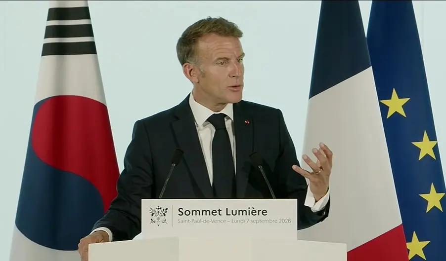 Emmanuel Macron en Sommet Lumière. Foto: Palacio del Eliseo en YouTube. 