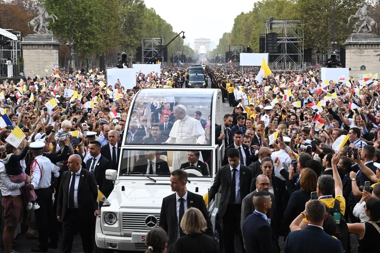 Macron califica de “monumental” la misa de León XIV en París | FOTO EFE 