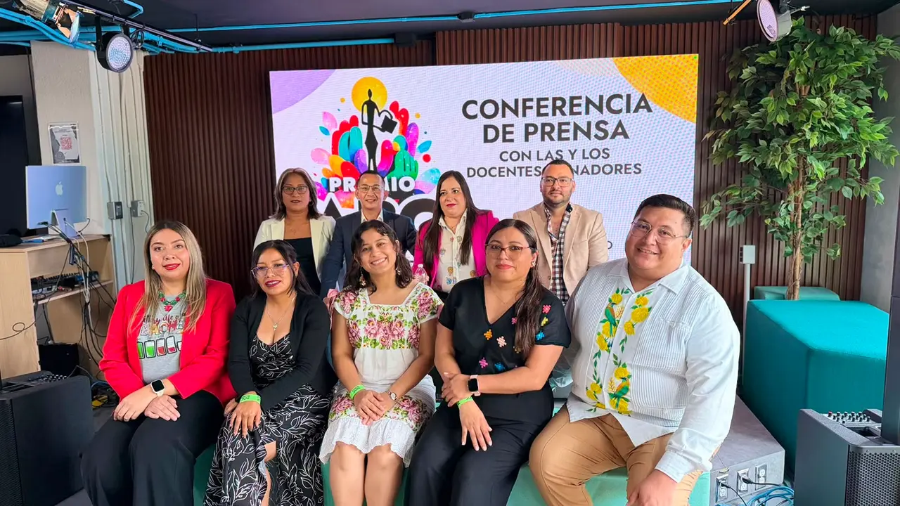 Profesores durante actividades educativas en una escuela de México