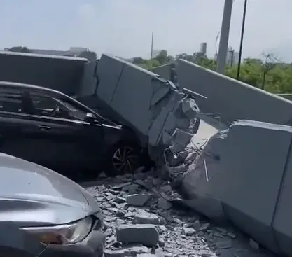 Maquinaria del metro tumba puente peatonal en Monterrey 