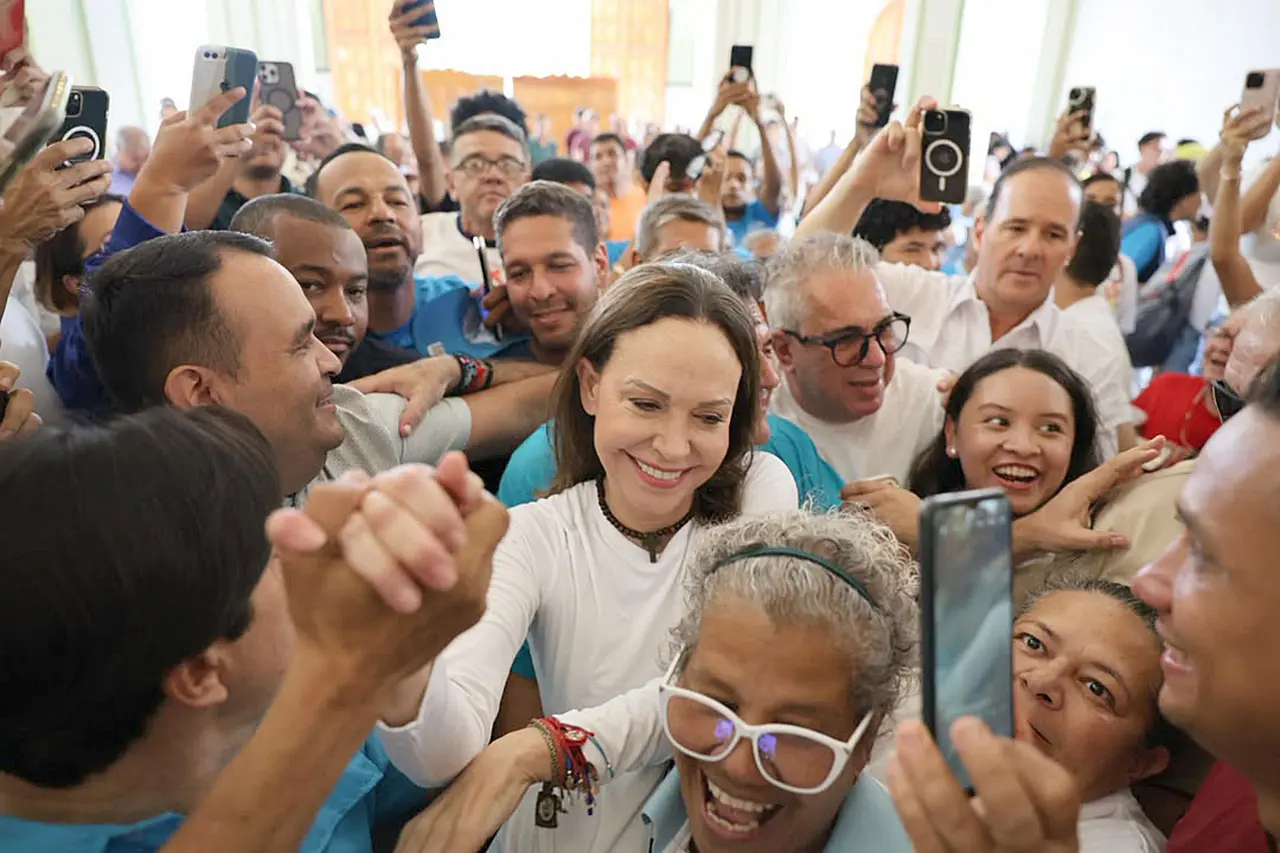 María Corina Machado reaparece junto a sus seguidores en una iglesia católica del estado Lara, Venezuela, tras regresar al país. EFE 