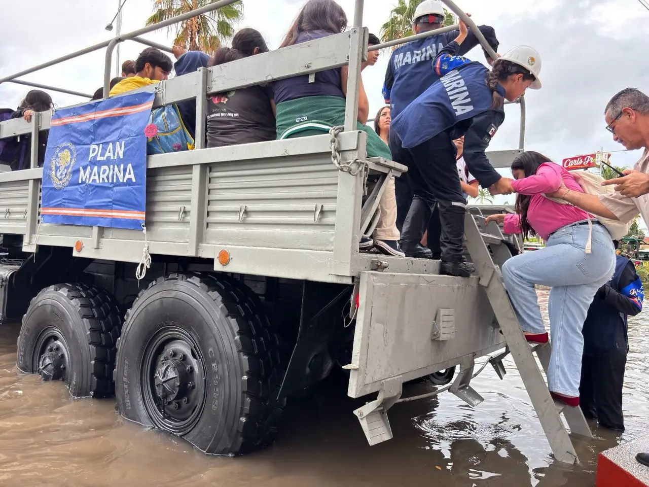 Personal de Marina auxilia a personas afectadas por inundaciones en Manzanillo