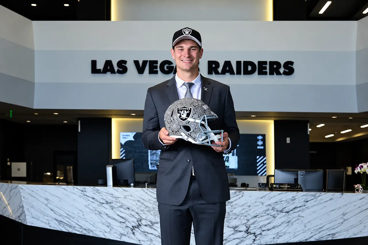Mendoza llega a Las Vegas después de una carrera universitaria extraordinaria con Indiana, coronada con el Heisman y el título nacional.