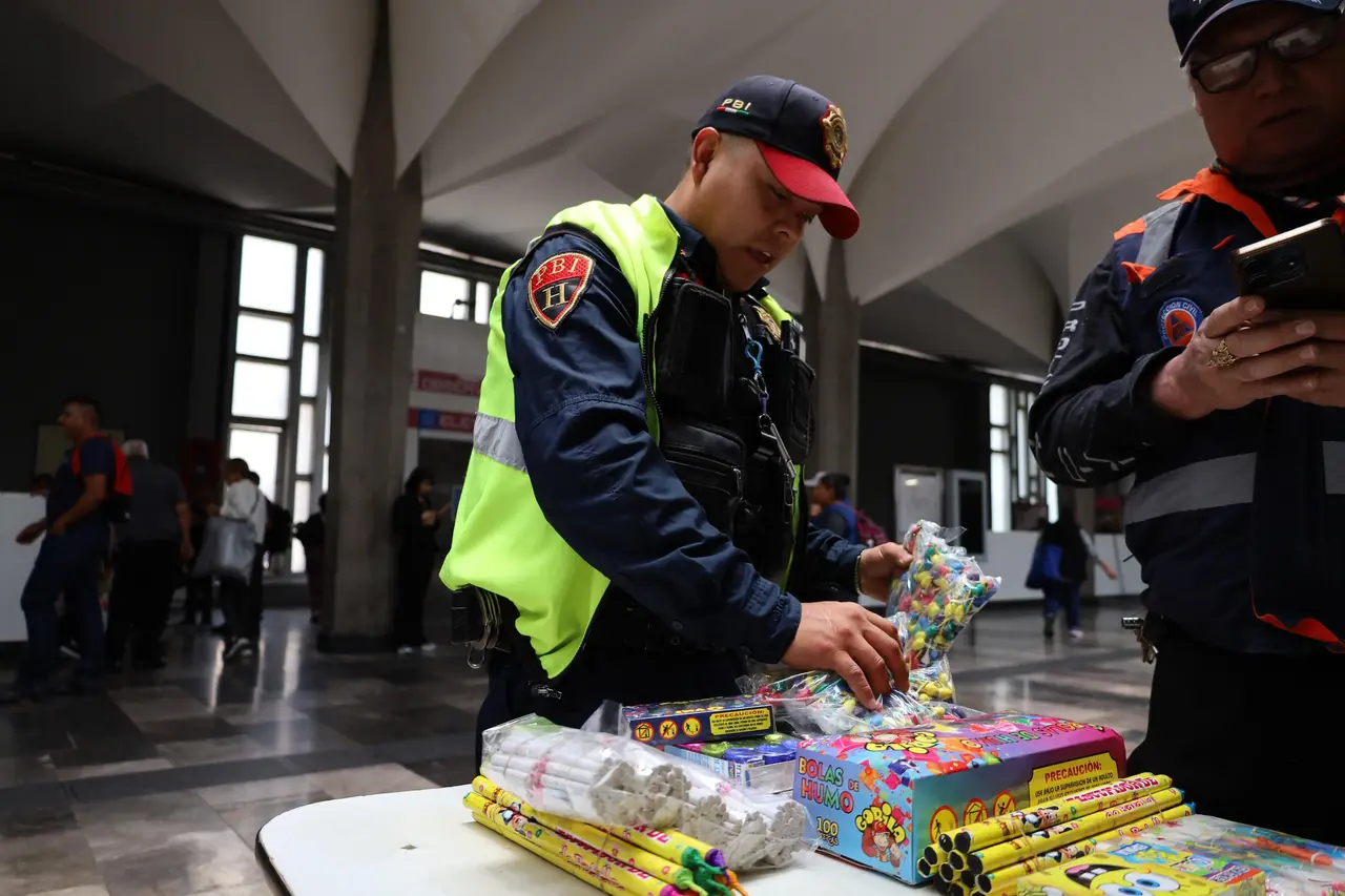 Elementos de seguridad realizan operativo contra el ingreso de pirotecnia en el Metro
