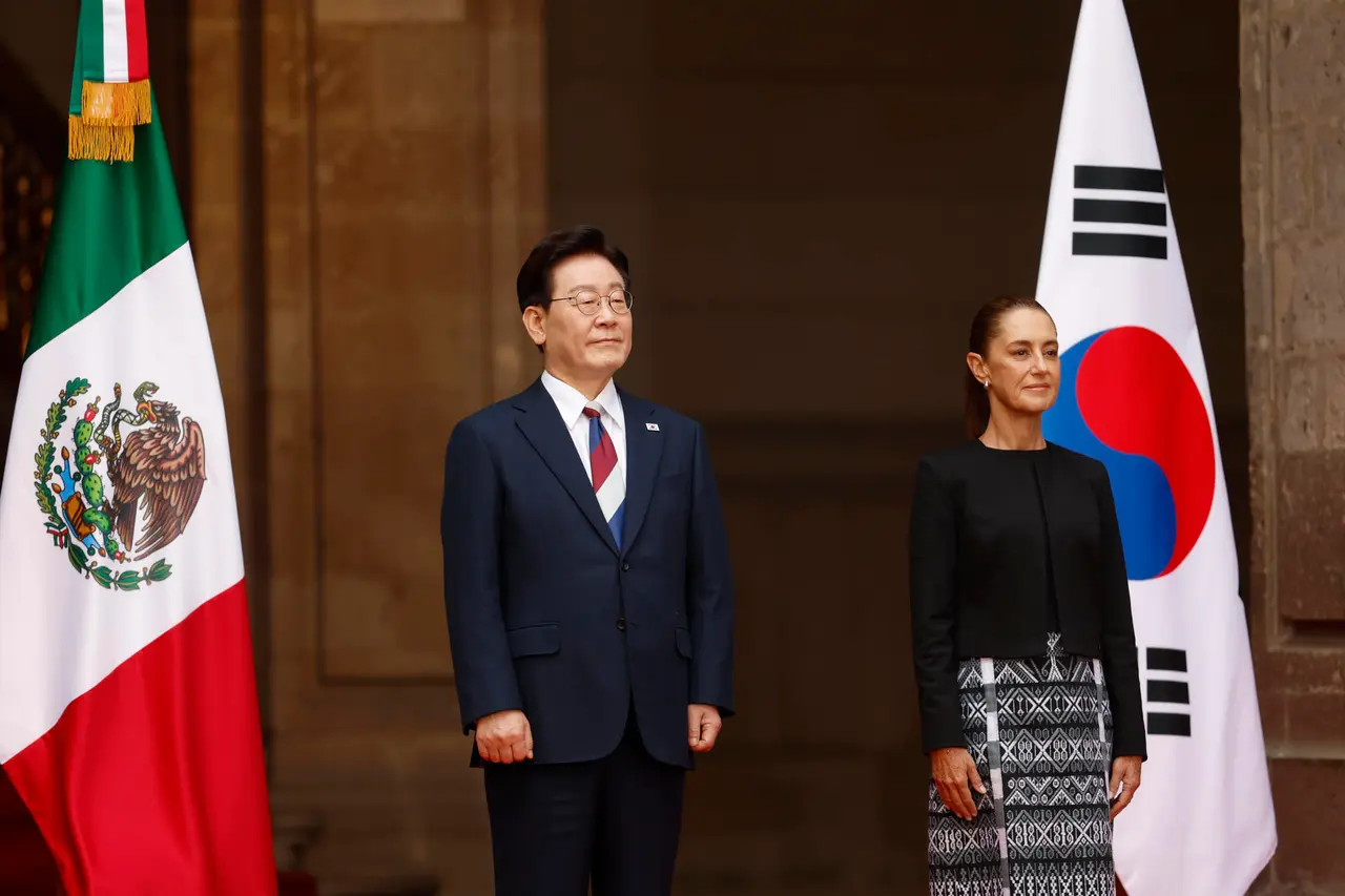 Claudia Sheinbaum recibe al presidente surcoreano Lee Jae-myung en Palacio Nacional. EFE 