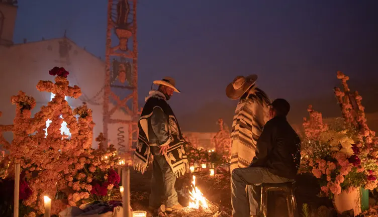 Noche de Muertos 2026 en Michoacán con altares y flores de cempasúchil