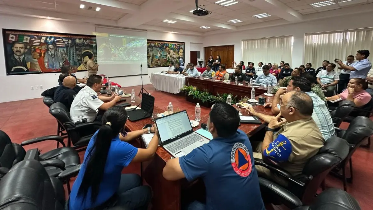 Suspensión de clases en siete municipios de Michoacán por riesgo de la tormenta tropical Simón.