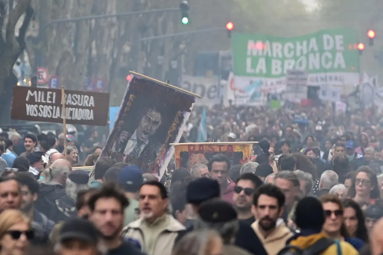 Miles acuden a "la marcha de la bronca" en Buenos Aires contra plan económico de Milei | FOTO EFE 