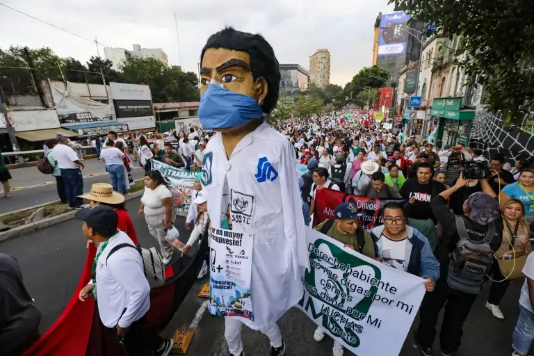 Trabajadores del IMSS rechazan aumento salarial del 8%, volverán a las calles 