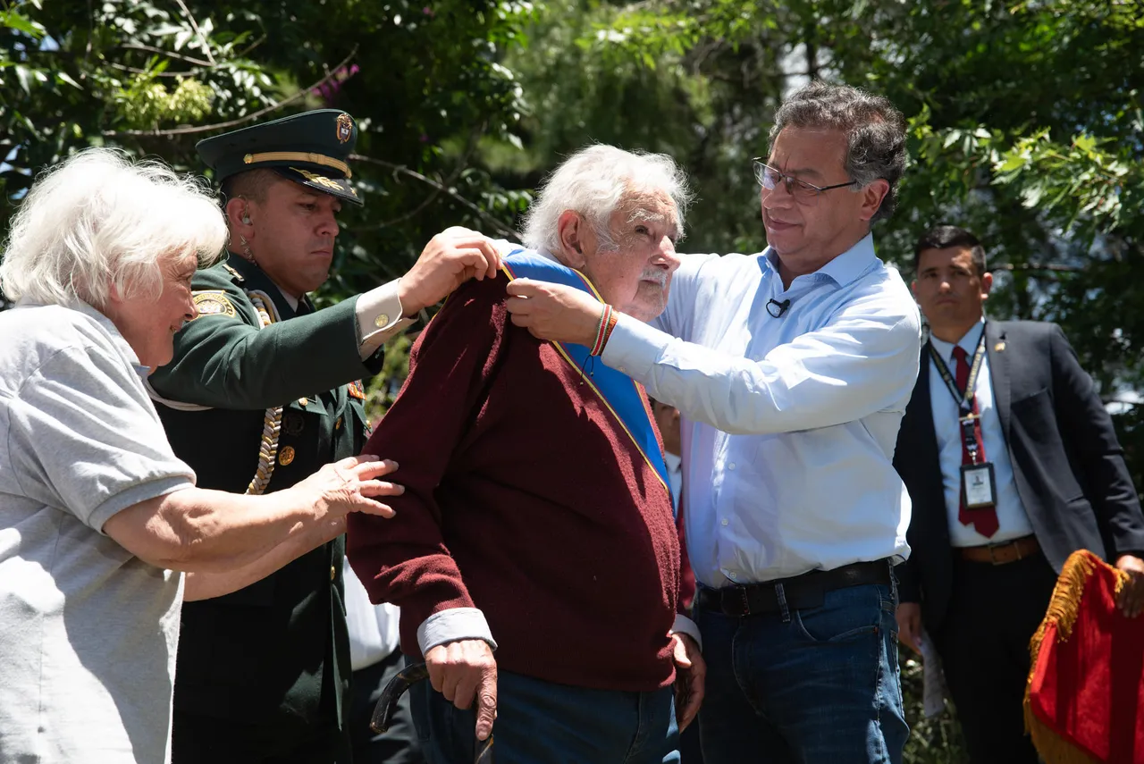 Presidente de Colombia condecora con la Cruz de Boyacá a expresidente de Uruguay José Mujica