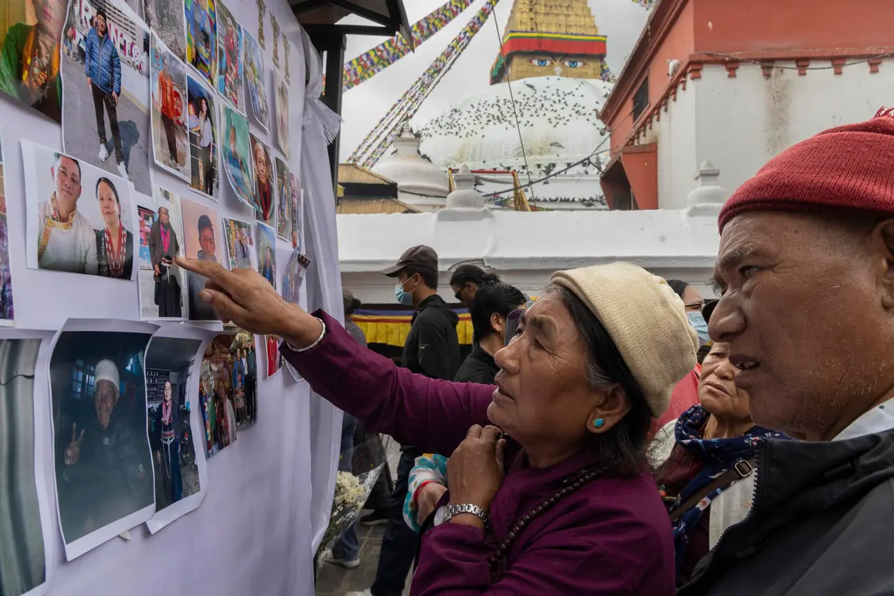 Equipos de rescate realizan labores de búsqueda tras las devastadoras riadas en Nepal. EFE