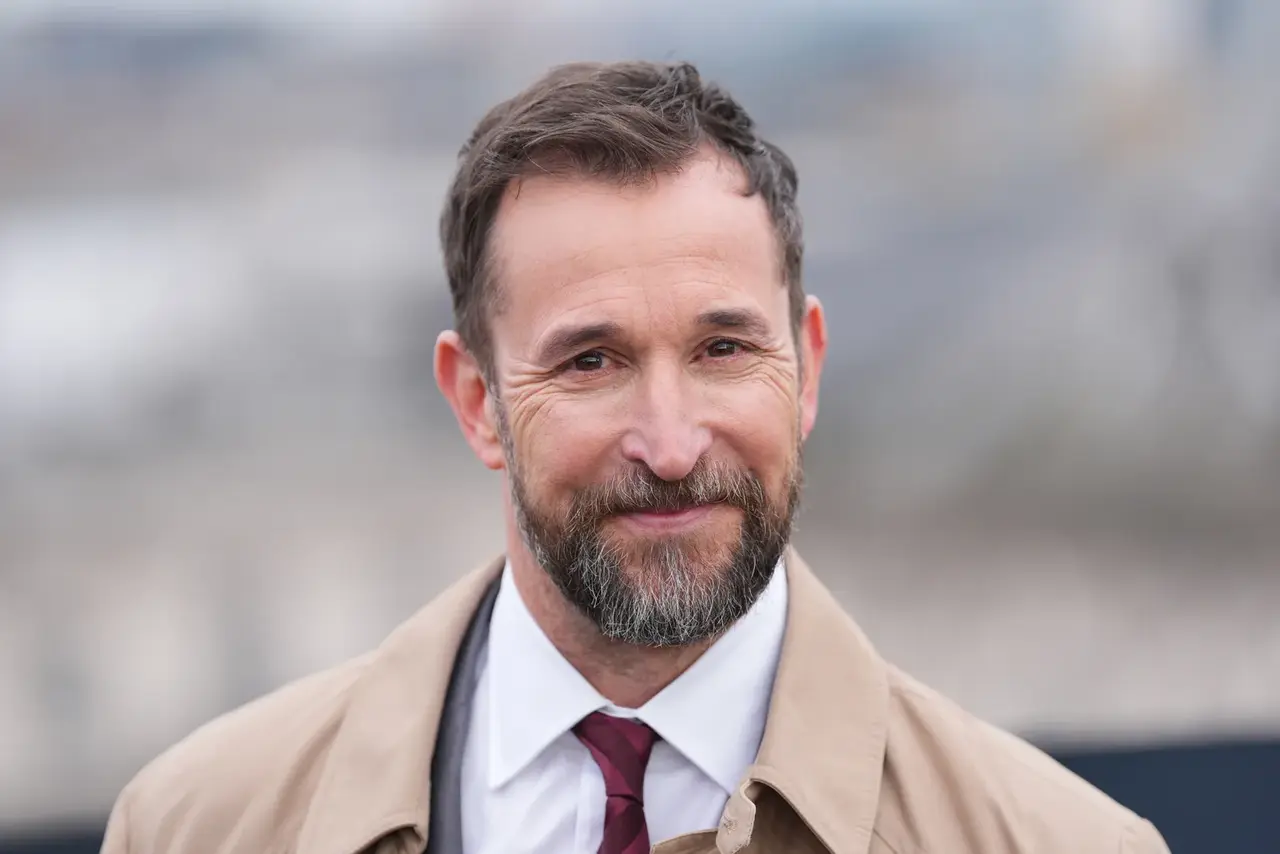 Noah Wyle, protagonista de la serie médica The Pitt, elegido por la revista PEOPLE como el hombre más sexy del mundo en 2026.