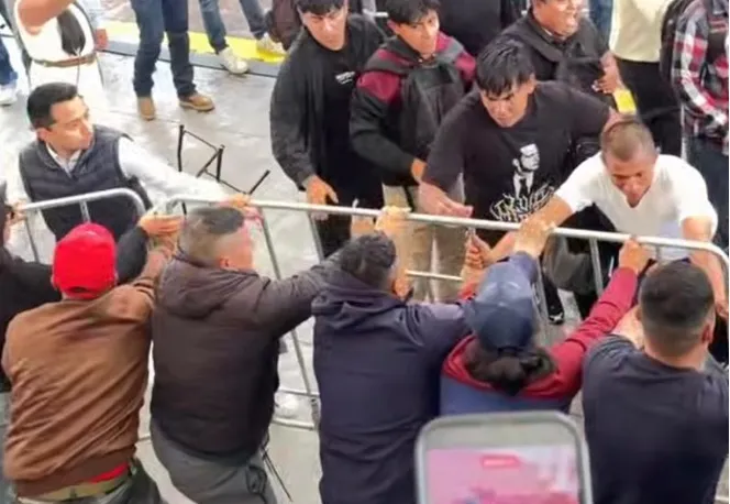 Normalistas de “El Mexe” burlan cerco de seguridad en evento de Sheinbaum 