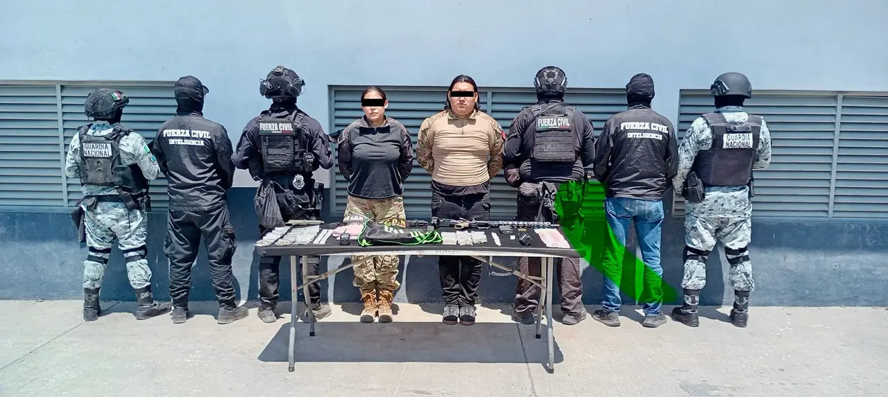 Elementos de seguridad durante operativo contra una presunta célula delictiva en Nuevo León.