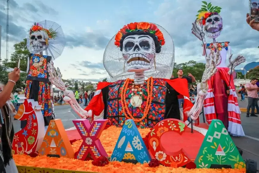 Comparsas, altares, música y actividades culturales del programa Fieles Difuntos 2026 en las calles de Oaxaca de Juárez.