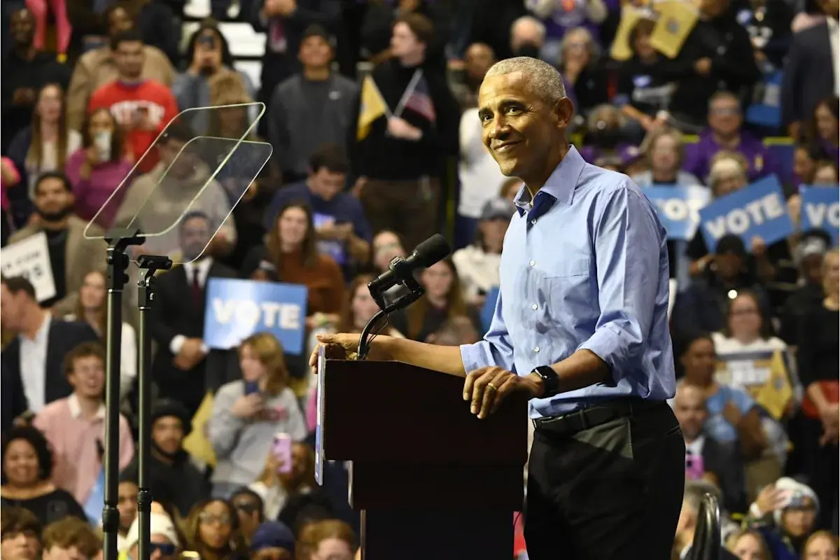 Barack Obama participa en un mitin en Ohio para respaldar a los candidatos demócratas antes de las elecciones legislativas de Estados Unidos.