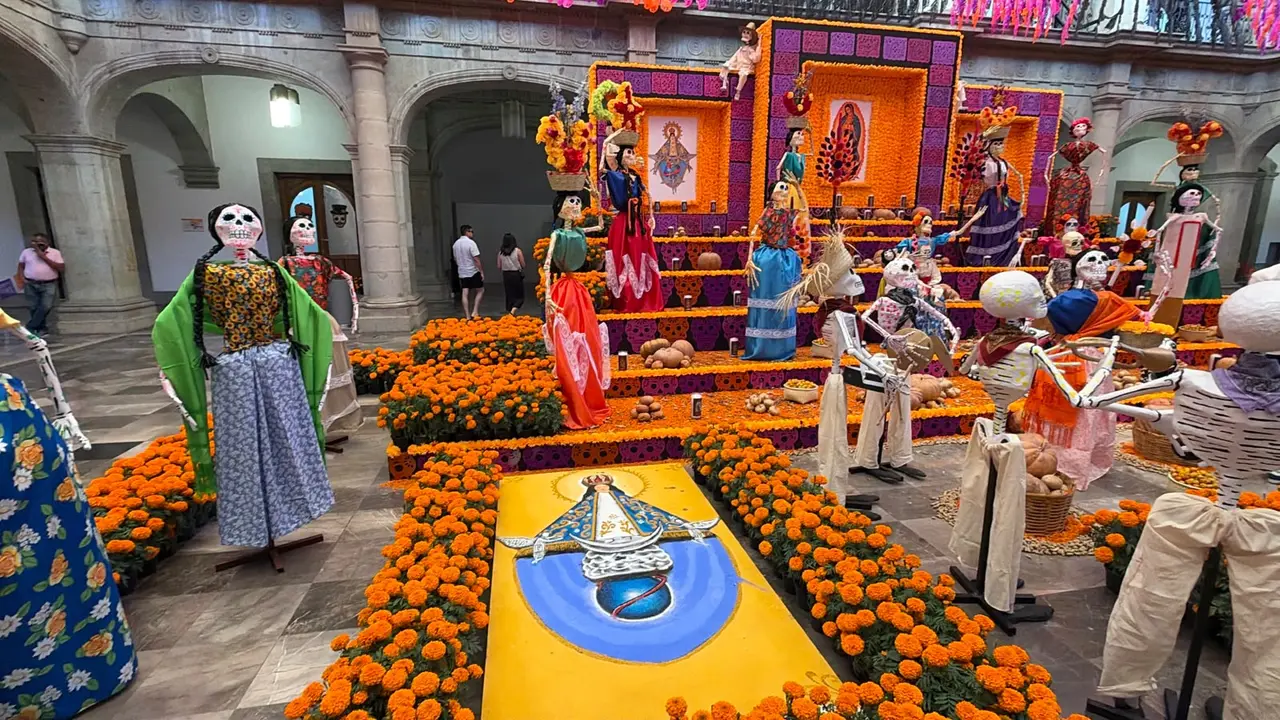 Comparsa tradicional de Día de Muertos en Oaxaca, donde autoridades prevén una alta llegada de turistas y alrededor de 100 actividades culturales durante las festividades.
