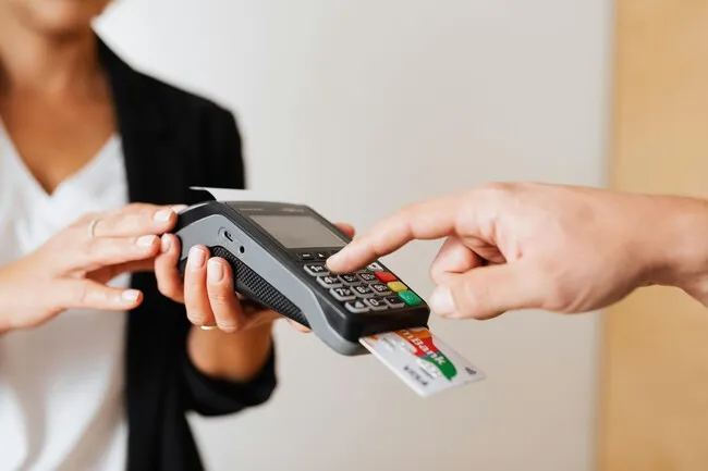 Terminal de pago electrónico utilizada en un establecimiento comercial
