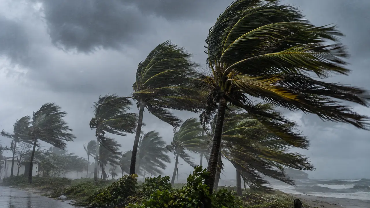 Huracán Simon de categoría 4 y tormenta tropical Rachel en el pronóstico meteorológico para México