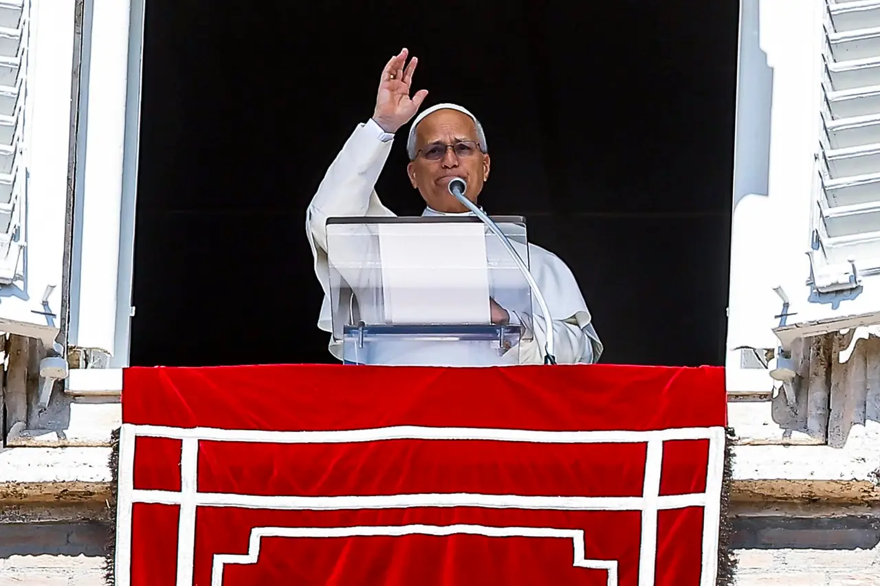 Papa León XIV durante el rezo del ángelus dominical en la Plaza de San Pedro. EFE