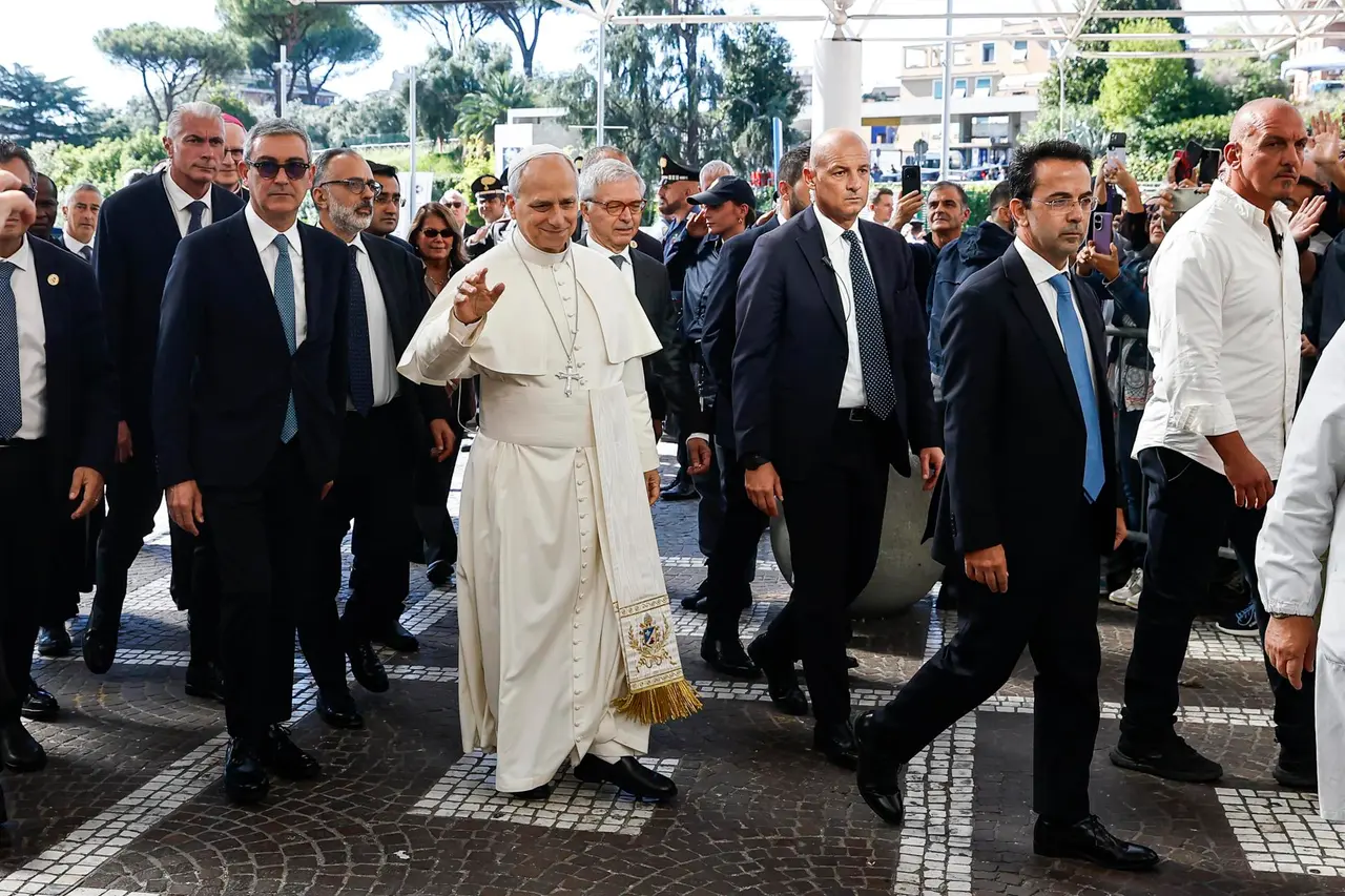 El papa León XIV llega al hospital Gemelli de Roma, donde será operado para extirpar un nódulo detectado en uno de sus pulmones. EFE 