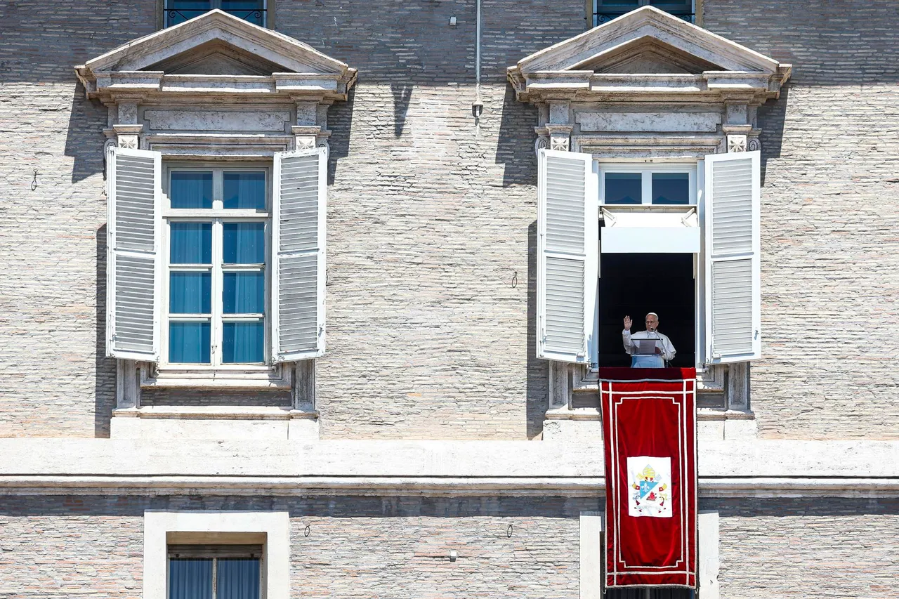 El papa León XIV asomado a la ventana del Palacio Apostólico durante el Ángelus dominical