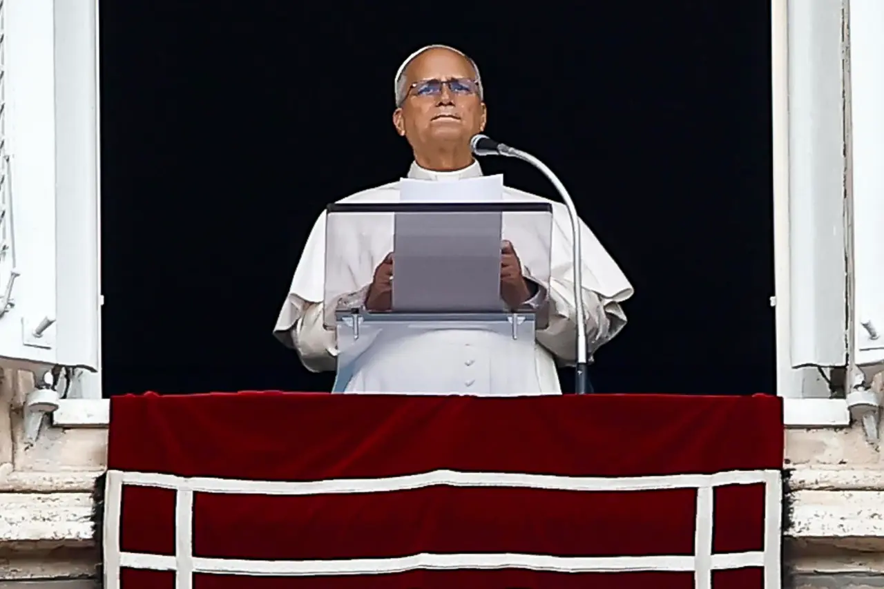 El papa León XIV saluda a los fieles desde el Vaticano durante su reaparición en el rezo del ángelus tras recibir el alta hospitalaria. EFE