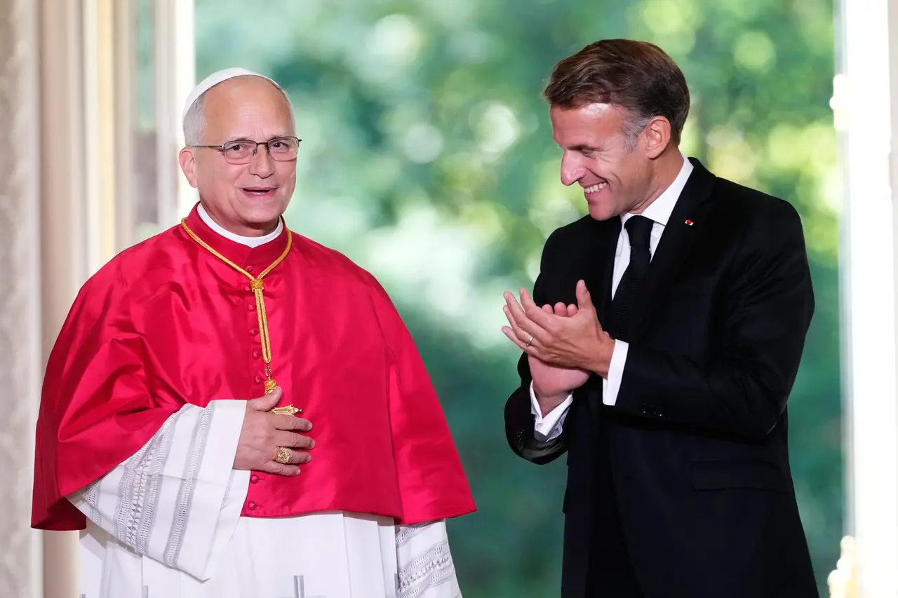 El papa León XIV y Emmanuel Macron durante la visita del pontífice a Francia. EFE