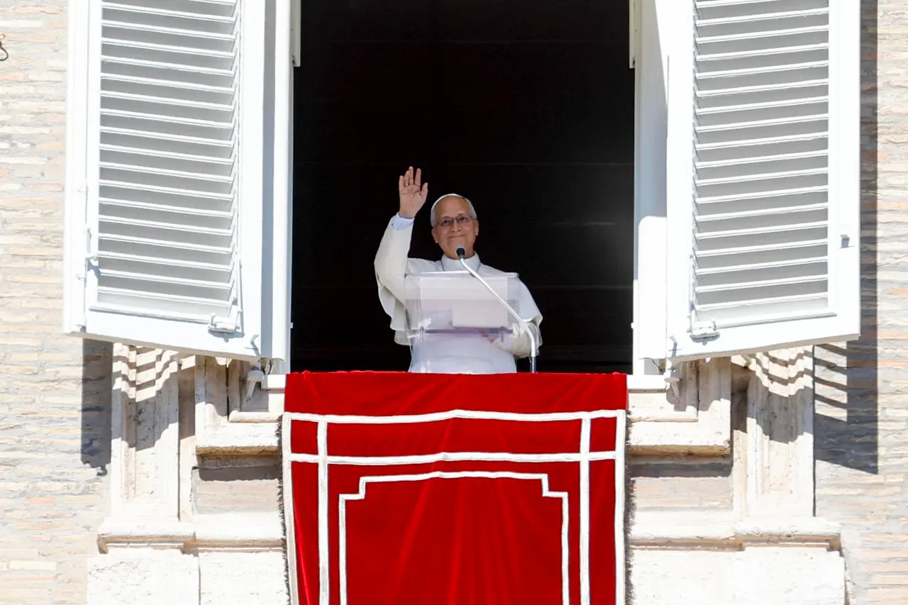 El papa León XIV saluda a los fieles desde la ventana del palacio apostólico en el Vaticano. EFE 