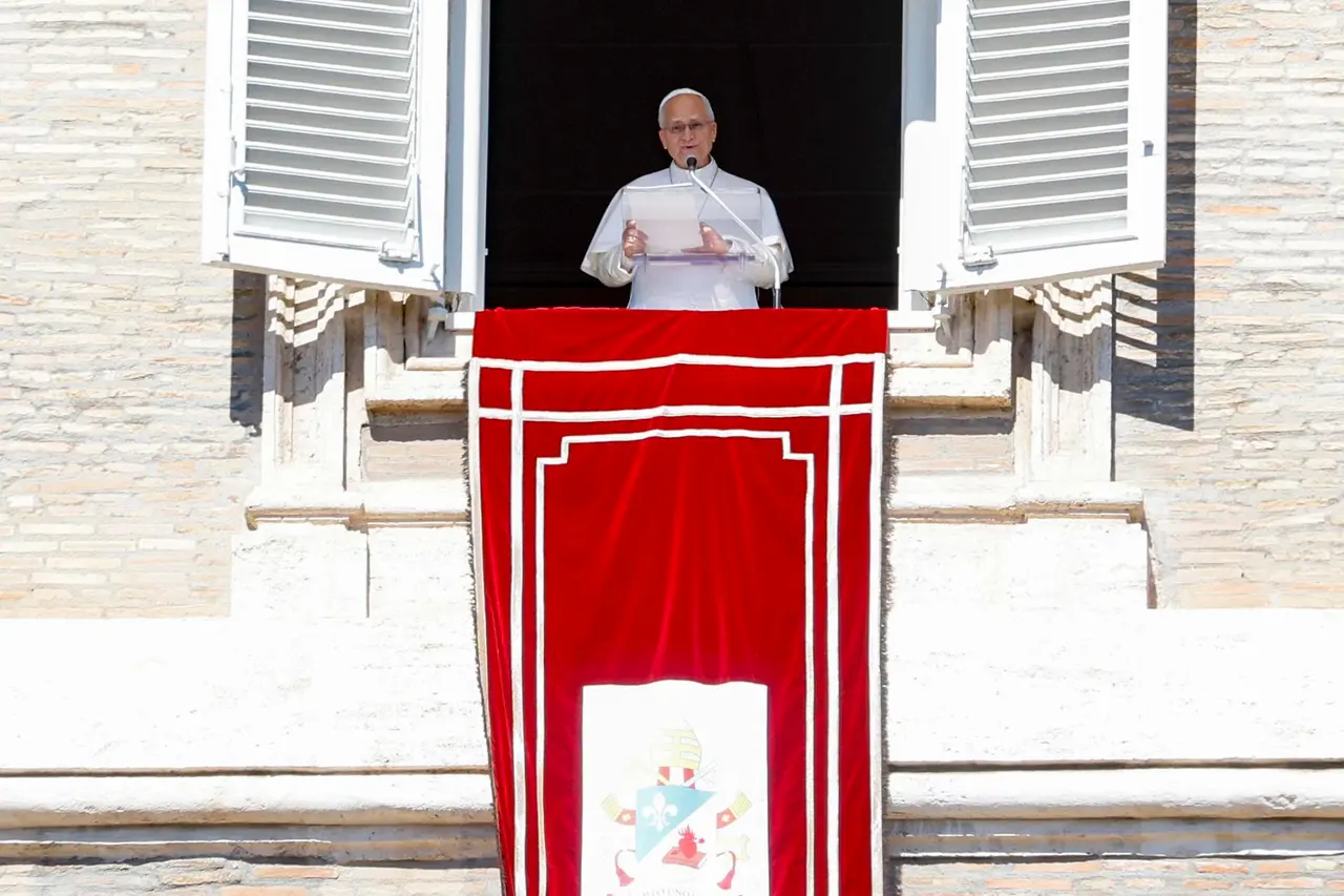 El papa León XIV durante una actividad oficial en el Vaticano, antes de su hospitalización para una intervención pulmonar. EFE 