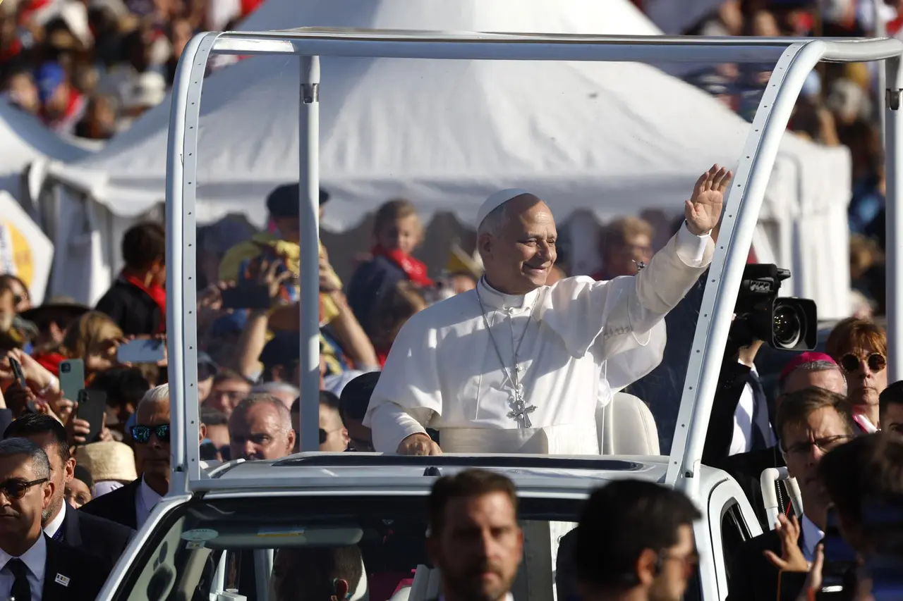 El papa León XIV condenó el aborto y la eutanasia durante su visita al santuario de Lourdes. EFE
