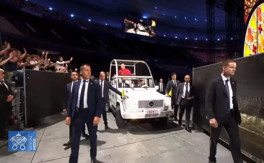 Papa León XIV se reúne con 80 mil jóvenes en París