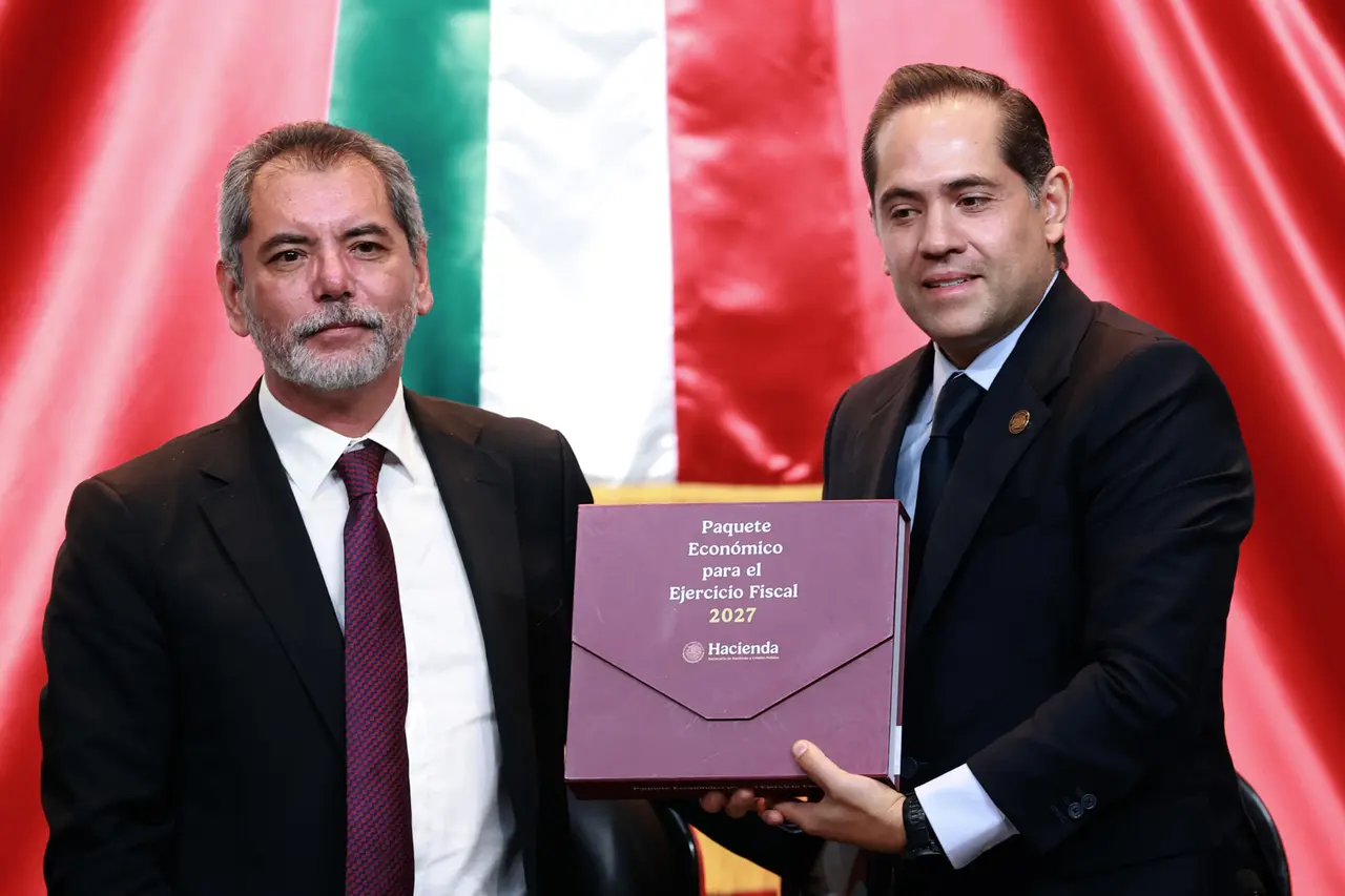 El presidente de la mesa Directiva de la Cámara de Diputados, Raúl Bolaños, recibe del secretario de Hacienda de México, Edgar Amador Zamora, el paquete económico 2027. EFE