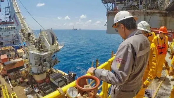 Personal especializado de Pemex trabaja en la reparación del ducto submarino del campo Ek-Balam a 50 metros de profundidad