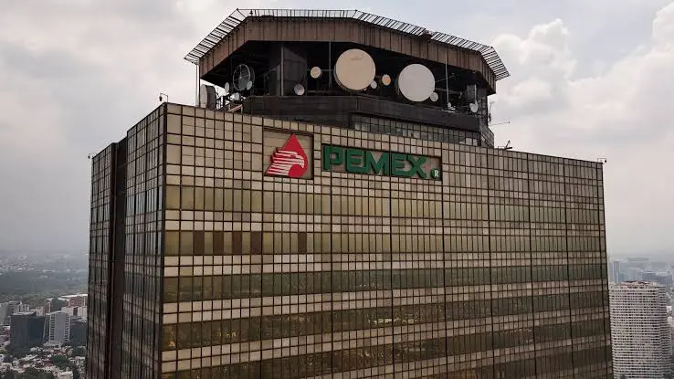 Instalaciones de Petróleos Mexicanos (Pemex), empresa que reportó menores pérdidas netas y una reducción de su deuda financiera hasta septiembre de 2026.